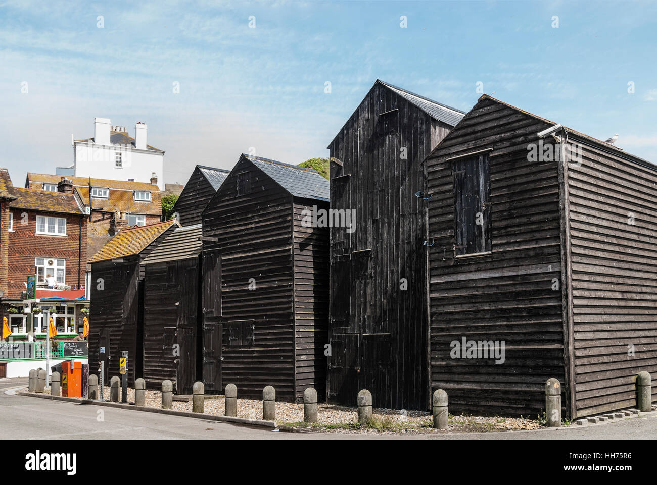 Net-Shops storico in Hastings. Queste costruzioni di legno, meteo imbarcati e con fondo in asfalto e utilizzati per lo storage Foto Stock