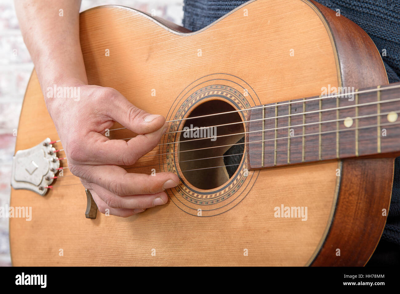 Vista ravvicinata di mano d'uomo suonare la chitarra acustica Foto Stock