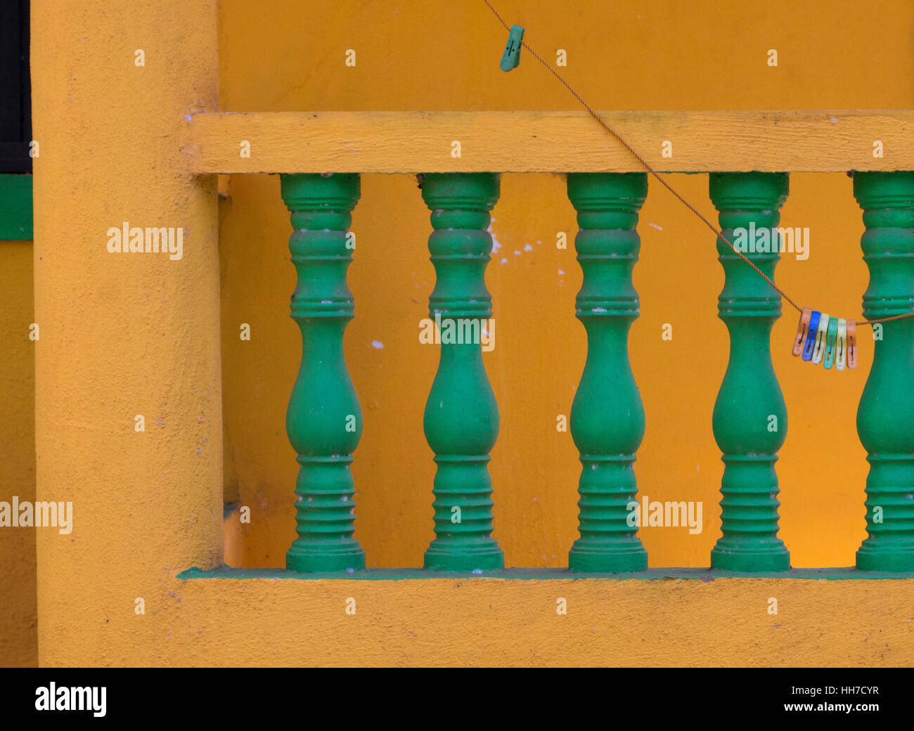 Balcone giallo verde con pioli e linea di lavaggio di Goa in India Foto Stock