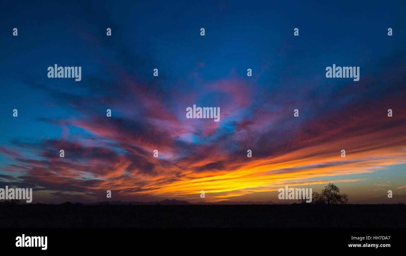 Cielo di sera con le nuvole al tramonto, Tucson, Arizona, Stati Uniti d'America Foto Stock