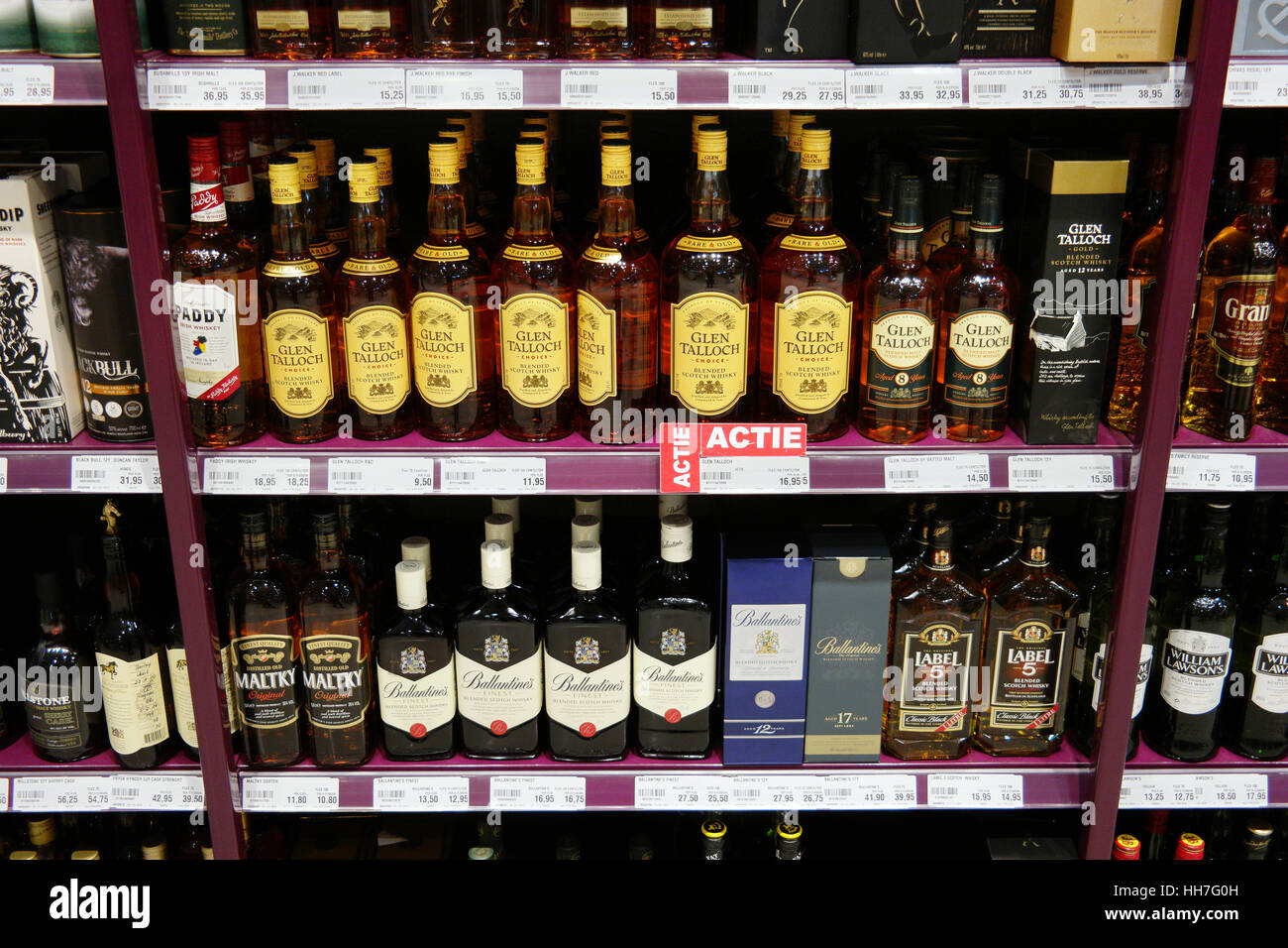 Bottiglie di whisky in un negozio Foto Stock
