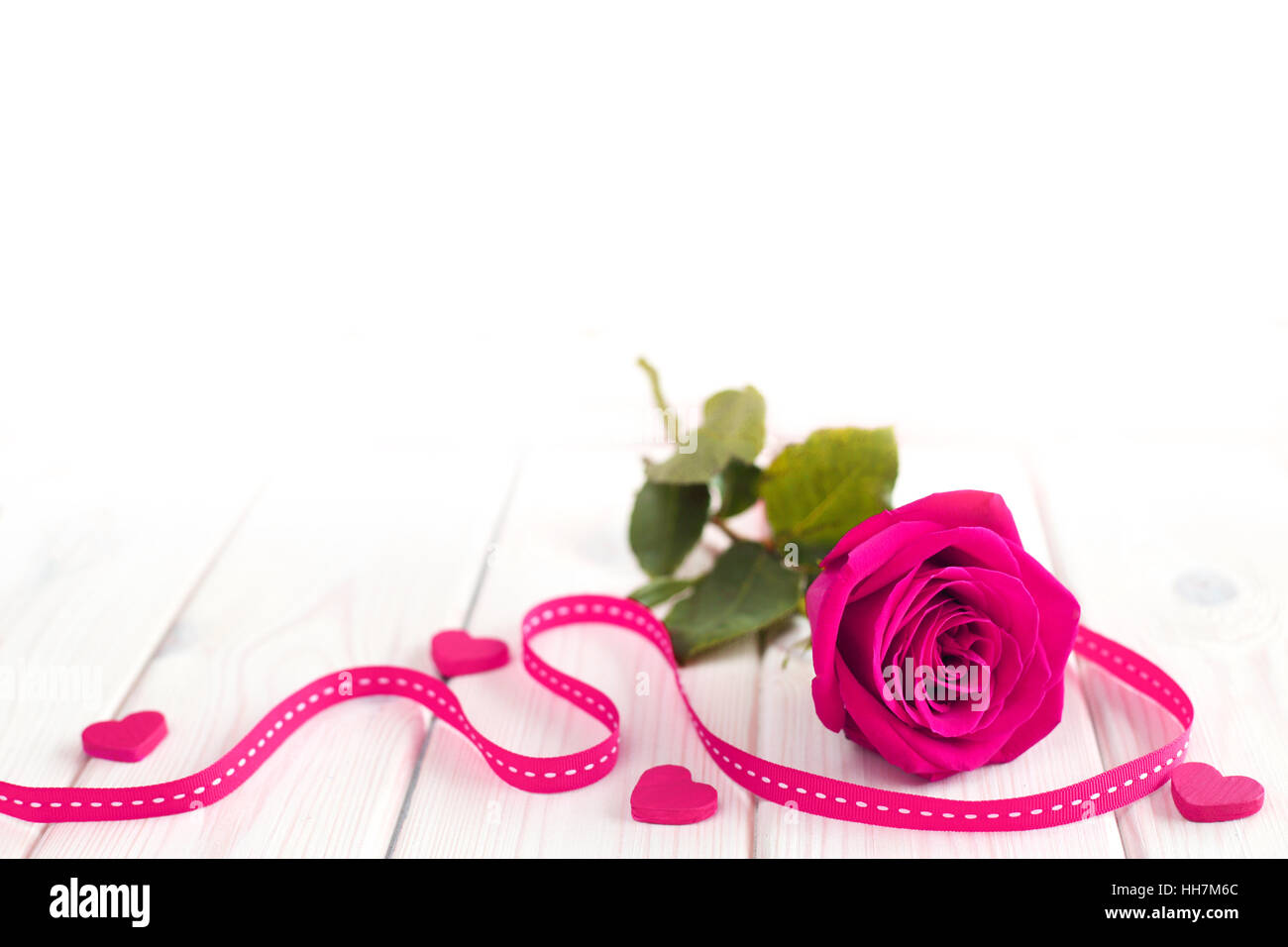 Giorno Valeintines rose e cuori sul tavolo di legno isolato su sfondo bianco Foto Stock