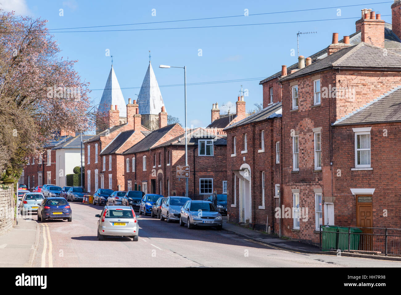 Westgate, la strada principale a Southwell con guglie del Minster mostra sui tetti della città di edifici. Nottinghamshire, England, Regno Unito Foto Stock