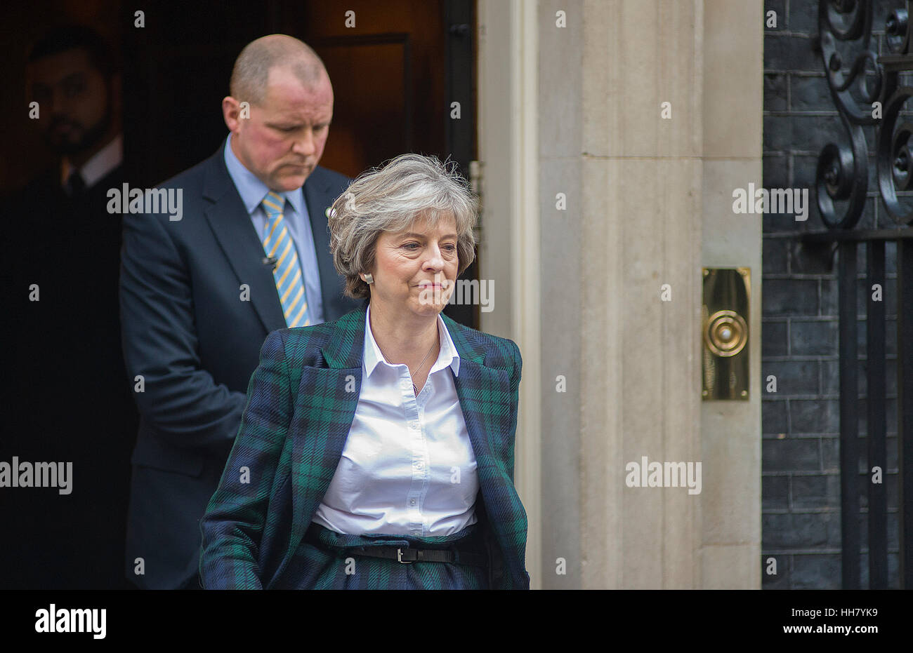 A Downing Street, Londra, Regno Unito. Il 17 gennaio 2017. Il primo ministro Theresa Maggio lascia Downing Street per annunciare il suo punto 12 piano Brexit a Lancaster House. © Malcolm Park editoriale/Alamy Live News. Foto Stock