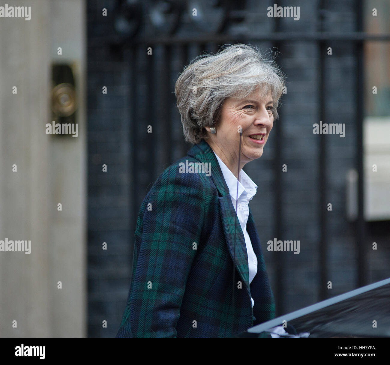 A Downing Street, Londra, Regno Unito. Il 17 gennaio 2017. Il primo ministro Theresa Maggio lascia Downing Street per annunciare il suo punto 12 piano Brexit a Lancaster House. © Malcolm Park editoriale/Alamy Live News. Foto Stock