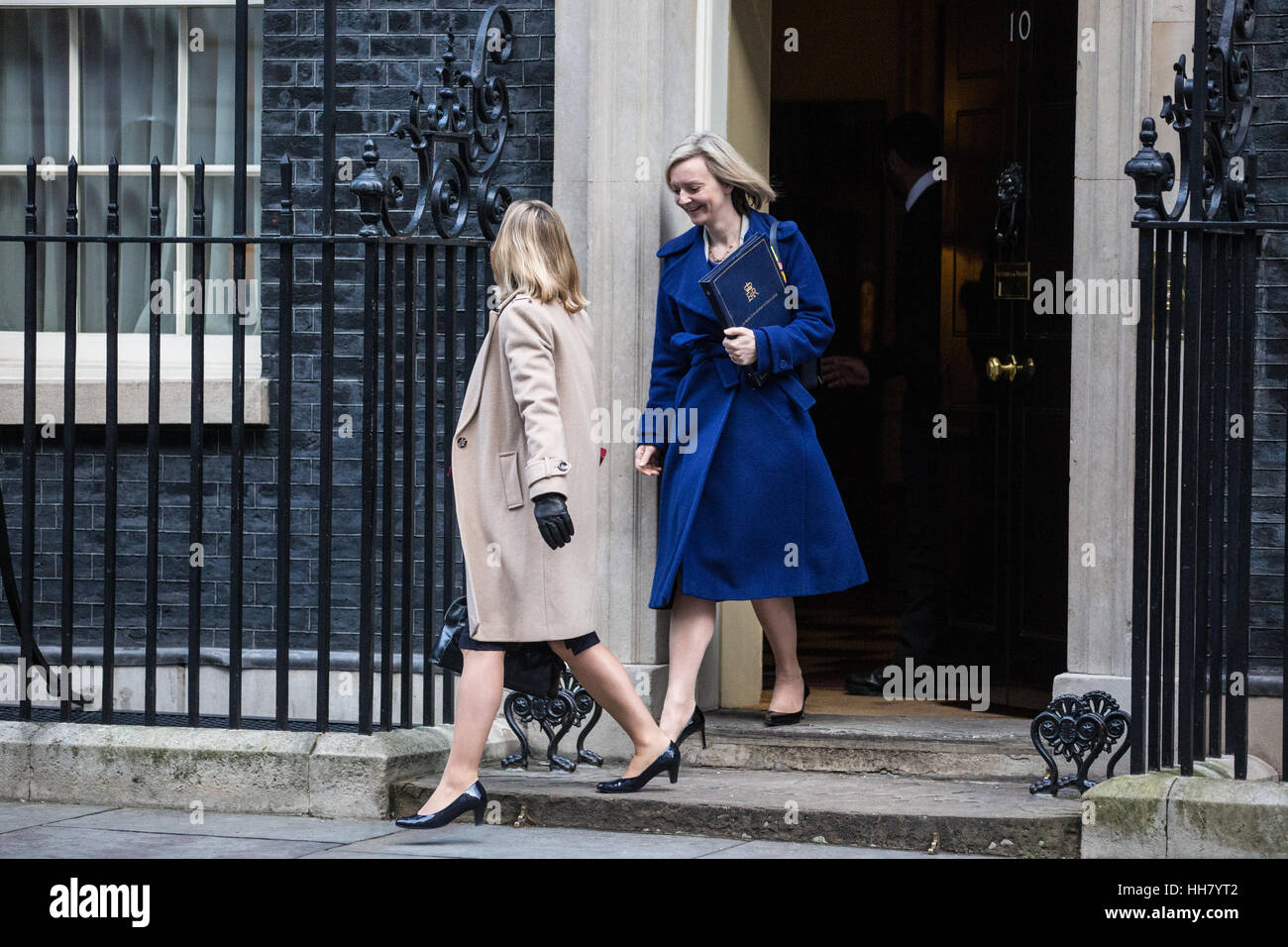 Londra, Regno Unito. Xvii gen, 2017. Justine Greening MP, Segretario di Stato per l educazione e il ministro per le donne e di Uguaglianze e Elizabeth Truss MP, Lord Cancelliere e segretario di Stato per la giustizia, foglie 10 Downing Street a seguito di una riunione del gabinetto che precede il primo ministro Theresa Maggio's storico discorso su Brexit a Lancaster House. Credito: Mark Kerrison/Alamy Live News Foto Stock