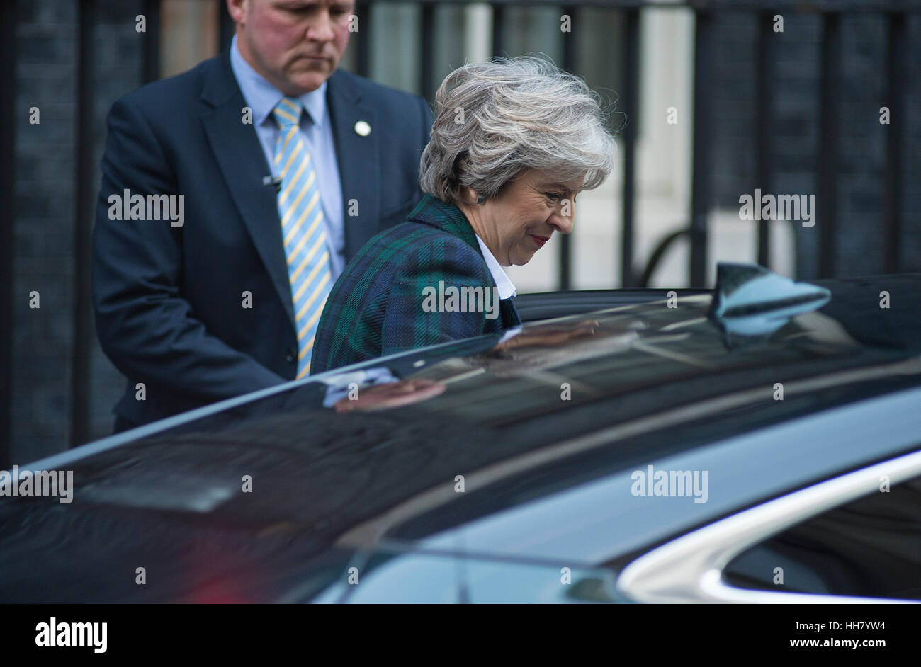 A Downing Street, Londra, Regno Unito. Il 17 gennaio 2017. Il primo ministro Theresa Maggio lascia Downing Street per annunciare il suo punto 12 piano Brexit a Lancaster House. © Malcolm Park editoriale/Alamy Live News. Foto Stock