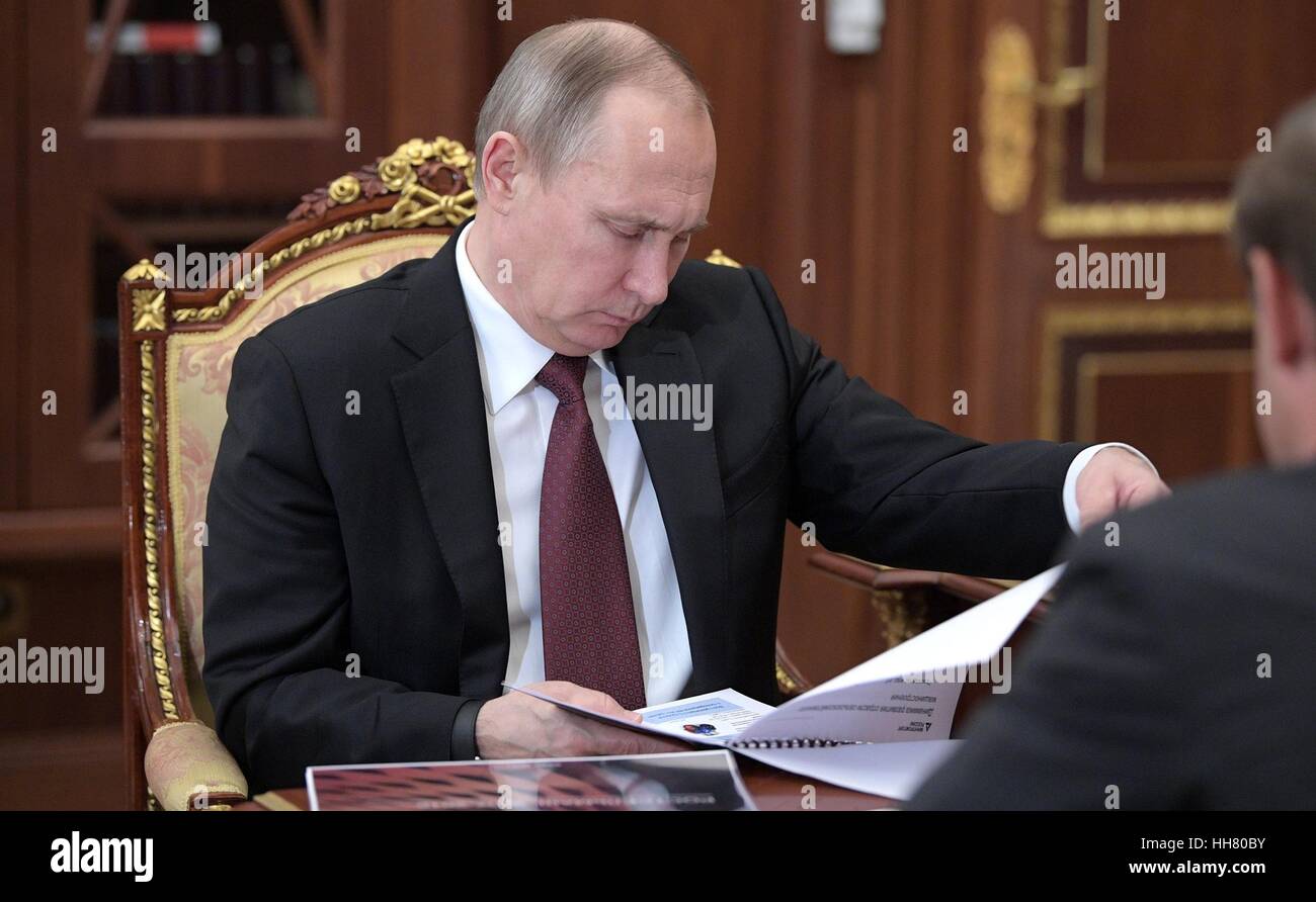Il presidente russo Vladimir Putin durante una riunione di lavoro con il Ministro dell'industria e del commercio Denis Manturov presso il Cremlino Gennaio 16, 2017 a Mosca, in Russia. Foto Stock