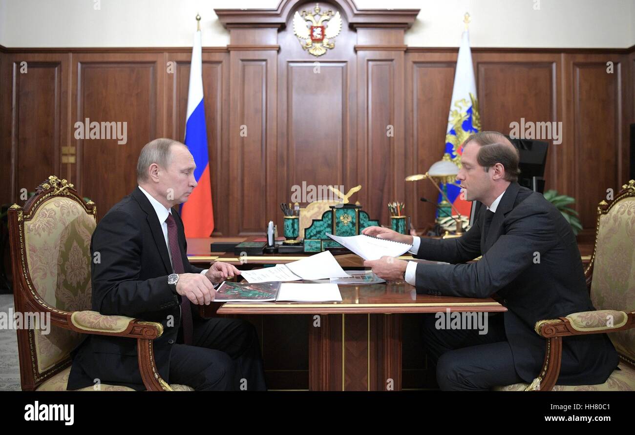 Il presidente russo Vladimir Putin durante una riunione di lavoro con il Ministro dell'industria e del commercio Denis Manturov presso il Cremlino Gennaio 16, 2017 a Mosca, in Russia. Foto Stock