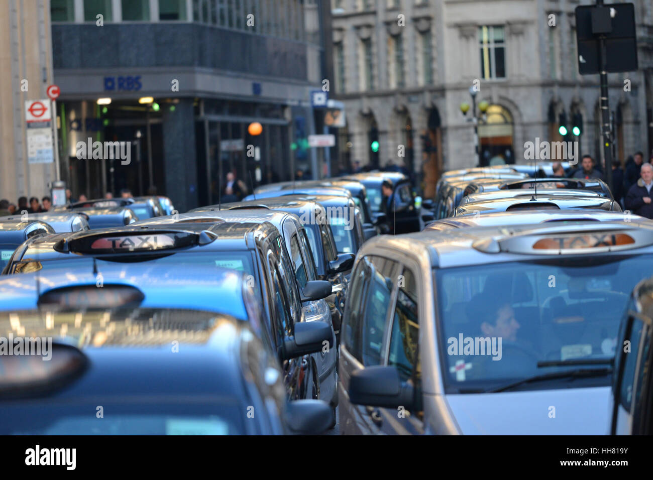 Bank di Londra, Regno Unito. Xvii gen, 2017. Black Cab Driver tappa una demo in banca ai piani di bandire le automobili e i taxi dall'area. Credito: Matteo Chattle/Alamy Live News Foto Stock