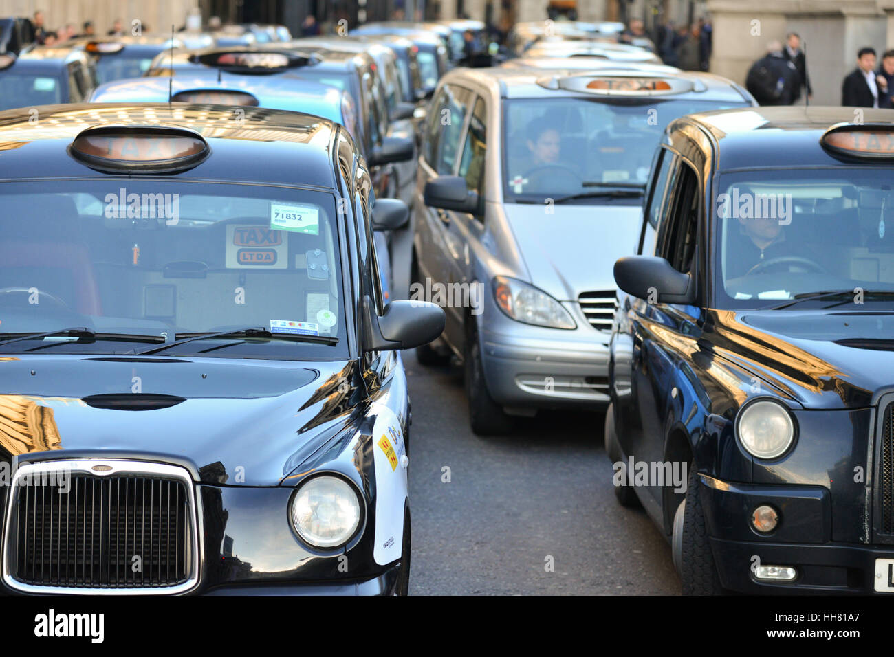 Bank di Londra, Regno Unito. Xvii gen, 2017. Black Cab Driver tappa una demo in banca ai piani di bandire le automobili e i taxi dall'area. Credito: Matteo Chattle/Alamy Live News Foto Stock