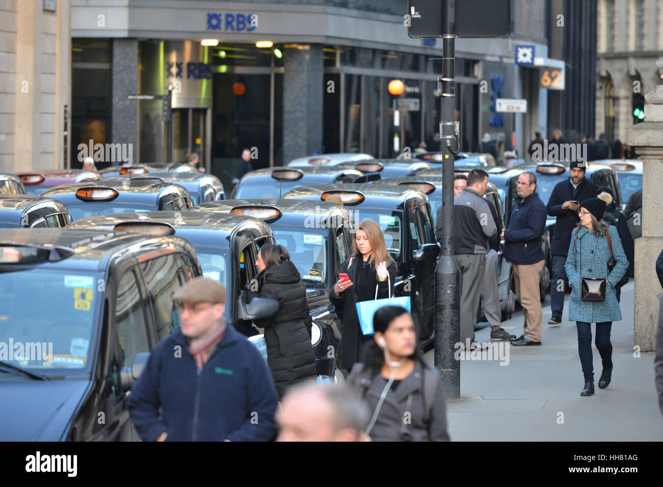 Bank di Londra, Regno Unito. Xvii gen, 2017. Black Cab Driver tappa una demo in banca ai piani di bandire le automobili e i taxi dall'area. Credito: Matteo Chattle/Alamy Live News Foto Stock