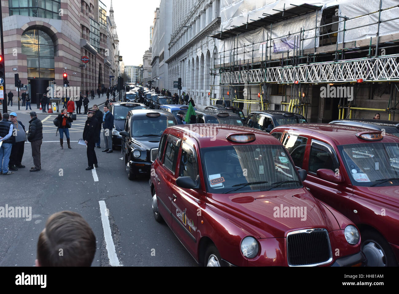Bank di Londra, Regno Unito. Xvii gen, 2017. Black Cab Driver tappa una demo in banca ai piani di bandire le automobili e i taxi dall'area. Credito: Matteo Chattle/Alamy Live News Foto Stock