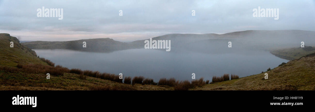 Builth Wells, Powys, Wales, Regno Unito. Il 17 gennaio 2017. Una misteriosa nebbia si blocca su un piccolo lago sul Mynydd Epynt moorland in Powys, Wales, Regno Unito. © Graham M. Lawrence/Alamy Live News Foto Stock