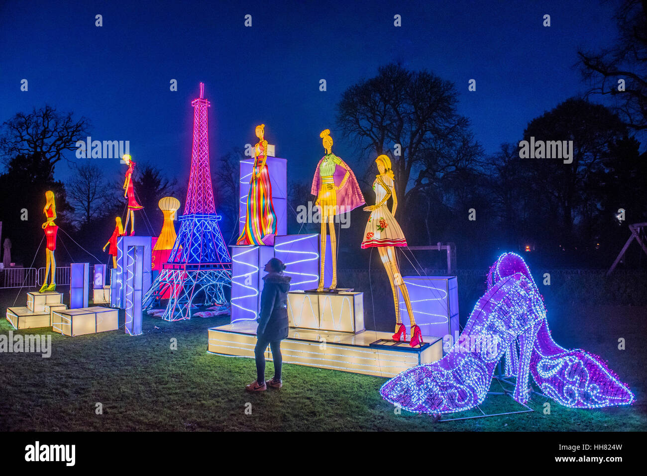 Londra, Regno Unito. Xvii gen, 2017. La lanterna magica festa giardini a Chiswick House dal 19 gennaio fino al 26 febbraio. I giardini ospitano la mostra che celebra il nuovo anno cinese. Il 2017 è l'anno del gallo. Sparso su 65 acri del Chiswick House site, ci sono più di cinquanta lanterne illuminate. Londra 17 gen 2017 Credit: Guy Bell/Alamy Live News Foto Stock