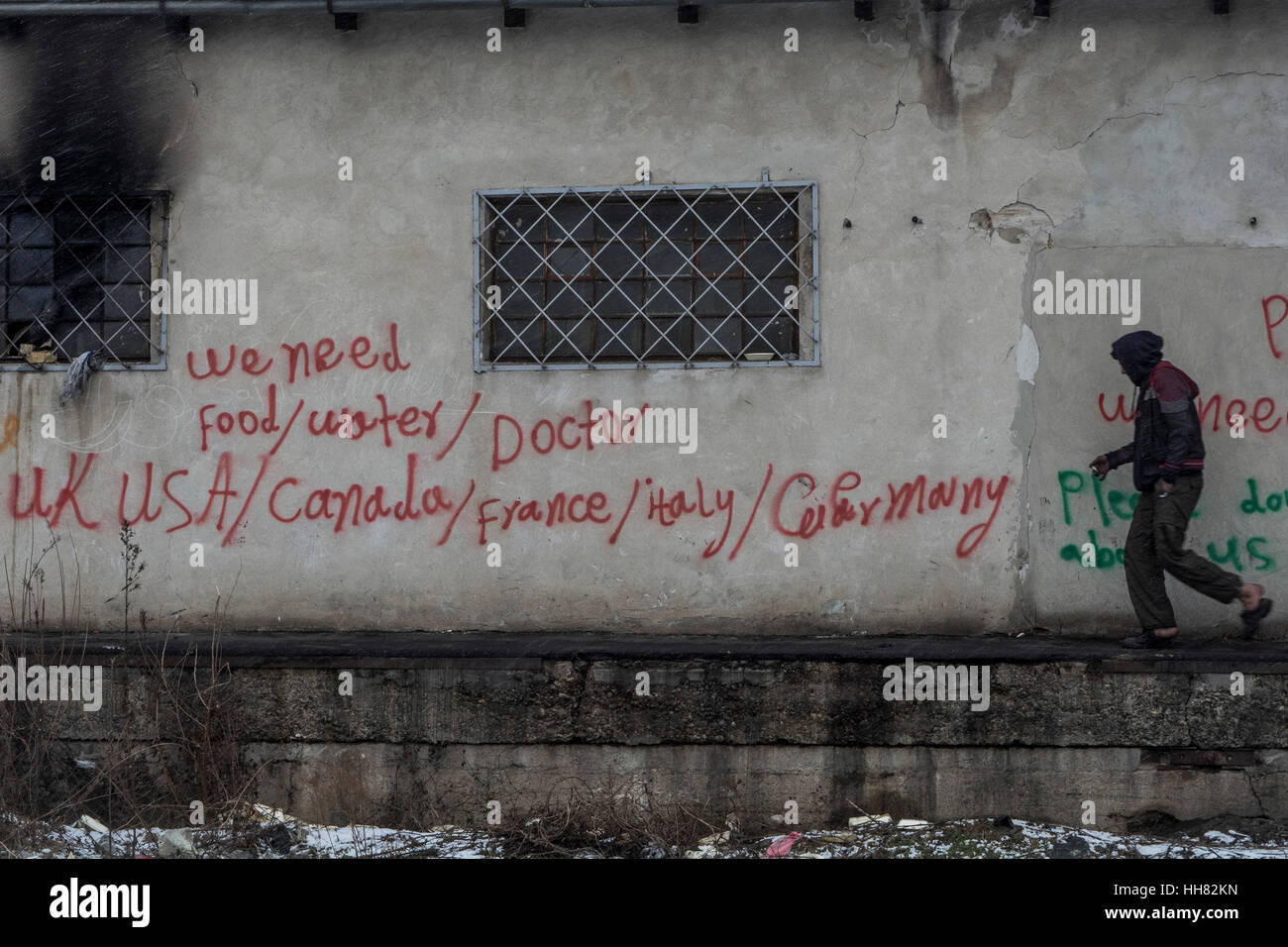 A Belgrado, in Serbia. Il 17 gennaio, 2017. Un rifugiato passeggiate nei pressi di un magazzino dove essi hanno preso rifugio nel credito di Belgrado: Alessandro Mazzola/risveglio/Alamy Live News Foto Stock