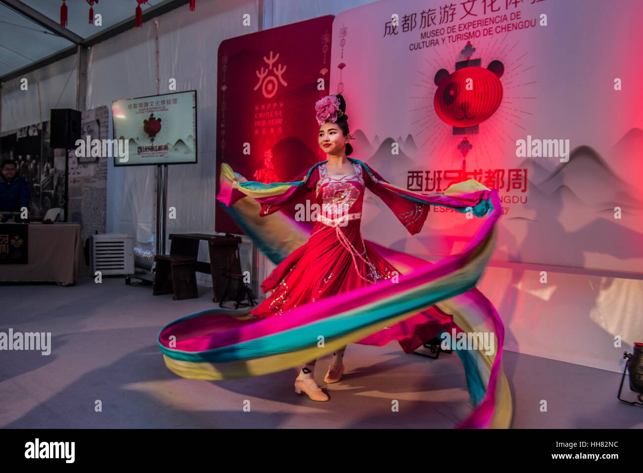 Madrid, Spagna. Xvii gen, 2017. Presentazione della cultura cinese a Madrid, Spagna. Al fine di celebrare il 'felice anno nuovo cinese" in Europa. Questa settimana è la presentazione della regione di Chengdu in Cina. Nella foto una giovane donna wit il tipico abito di Chengdu. Credito: Alberto Ramírez Sibaja/Alamy Live News Foto Stock