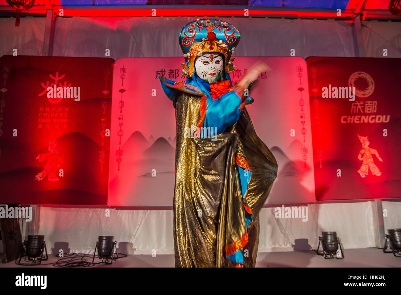 Madrid, Spagna. Xvii gen, 2017. Presentazione della cultura cinese a Madrid, Spagna. Al fine di celebrare il 'felice anno nuovo cinese" in Europa. Questa settimana è la presentazione della regione in Cina. Nella foto il tipico guerriero con una maschera di Chengdu. Credito: Alberto Ramírez Sibaja/Alamy Live News Foto Stock