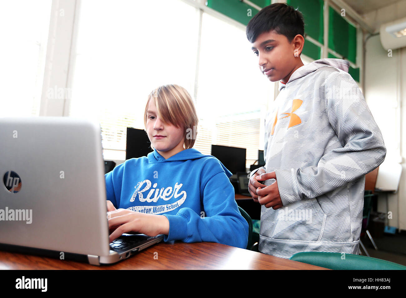 Napa Valley, Stati Uniti d'America. Xvii gen, 2017. Hassan Shafi, a destra è un 12-anno-vecchio studente alla scuola di fiume che è di insegnare una classe di arricchimento a colleghi studenti sul computer di codifica. Egli ha iniziato ad aiutare i compagni di scuola con la codifica quando egli era nel terzo grado. Egli lavora con gli studenti di Ozzie Troedson, 12, durante un recente classe. Credito: Napa Valley Register/ZUMA filo/Alamy Live News Foto Stock