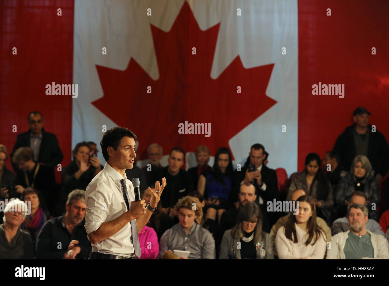 Kingston, Canada. Il 12 gennaio, 2017. Il primo ministro Justin Trudeau parla durante un municipio incontro presso il Memorial Hall presso il municipio di Kingston, Ontario. Credito: Lars Hagberg/Alamy Live News Foto Stock