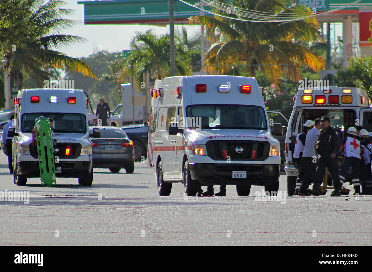 Cancun, Messico. Xvii gen, 2017. Le ambulanze sono visto su strada dopo un attacco di ripresa nel popolare luogo di villeggiatura di Cancun. Secondo la stampa locale, l'attacco ha avuto luogo nelle vicinanze del Procuratore Generale dell'Ufficio di Cancun, uccidendo almeno tre persone. Tre sparatutto sospetti sono stati catturati. Credito: Gesù Tijerina/Xinhua/Alamy Live News Foto Stock