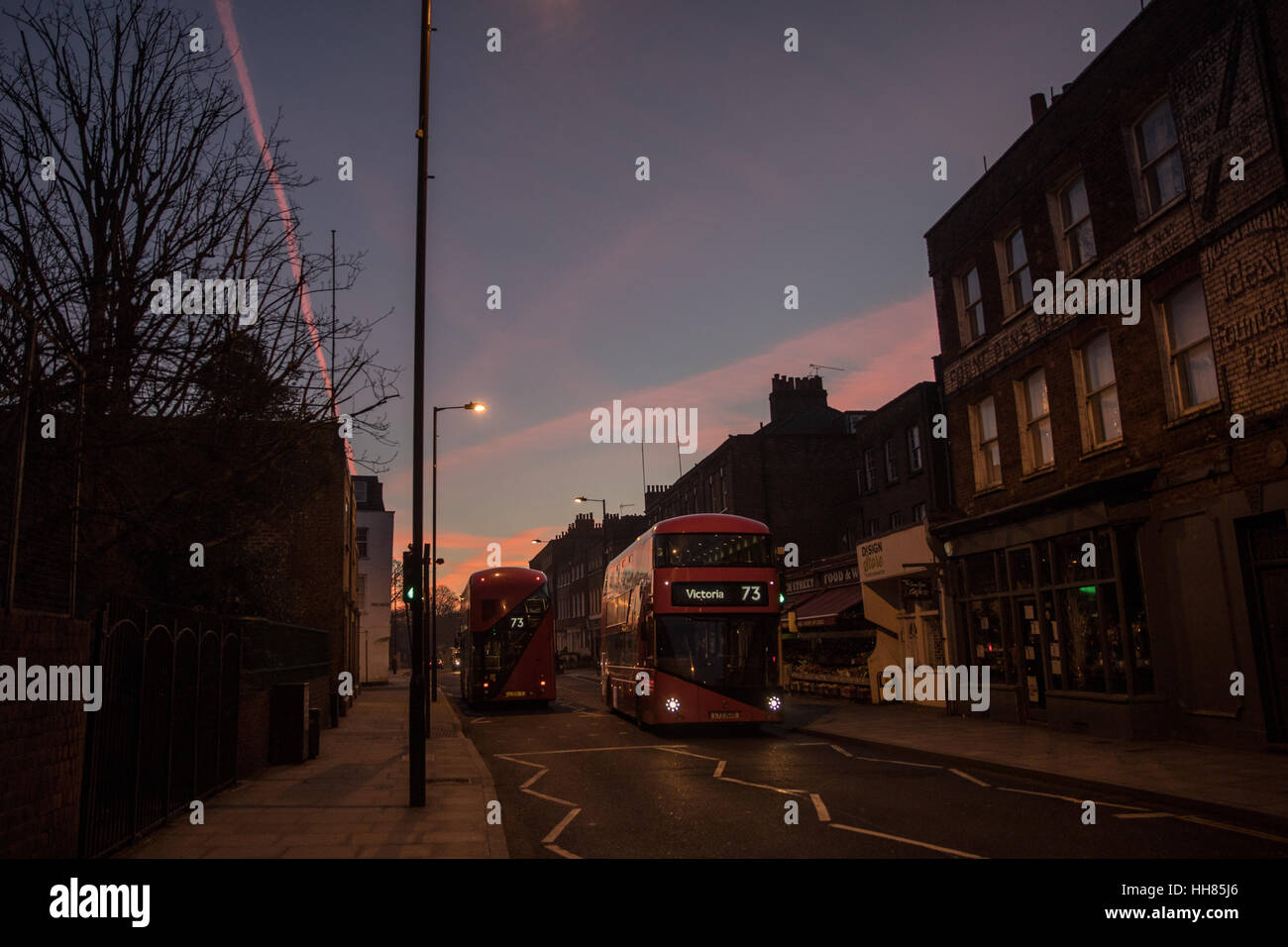 Londra, Regno Unito. 18 gennaio, 2017. Regno Unito Meteo. Bellissima alba e la mattina presto a Stoke Newington, Londra. Stoke Newington Church Street e nessun bus 73. Credito: carol moiré/Alamy Live News. Foto Stock
