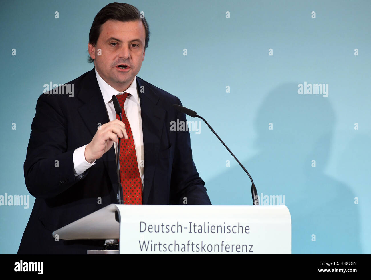 Berlino, Germania. 18 gennaio, 2017. Economia italiana il Ministro Carlo Calenda parlando durante l'italo-tedesca conferenza economica di Berlino, Germania, 18 gennaio 2017. La manifestazione si concentrerà sul potenziale di digitalizzazione per le aziende. Foto: Soeren Stache/dpa/Alamy Live News Foto Stock