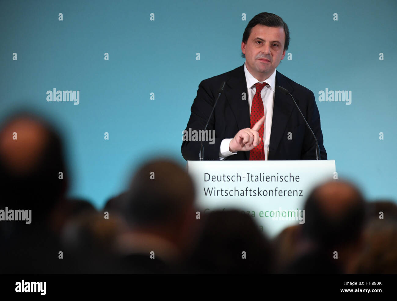 Berlino, Germania. 18 gennaio, 2017. Economia italiana il Ministro Carlo Calenda parlando durante l'italo-tedesca conferenza economica di Berlino, Germania, 18 gennaio 2017. La manifestazione si concentrerà sul potenziale di digitalizzazione per le aziende. Foto: Soeren Stache/dpa/Alamy Live News Foto Stock