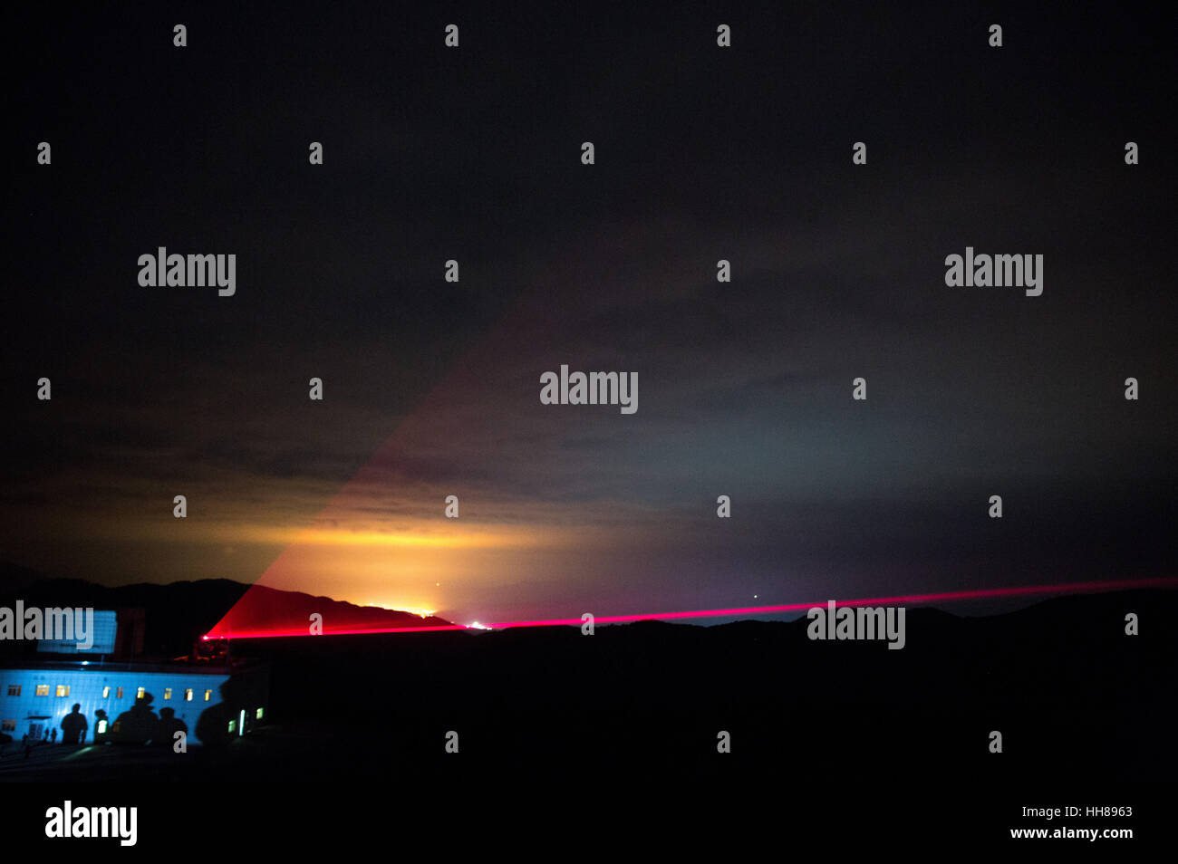 Pechino, Lijiang, Cina. 16 Ago, 2016. Foto scattata a Dic. 22, 2016 illustra un telescopio rosso sporgente fascio del faro al quantum di massa di comunicazione dalla stazione di Lijiang, a sud-ovest della Cina di Provincia di Yunnan. Il primo al mondo quantistico "satellite icius' è stato messo in uso il mercoledì dopo quattro mesi di su-orbita prove. La Cina ha lanciato il satellite il 16 agosto, 2016. È soprannominato "icius,' dopo un quinto secolo A.C. Il cinese filosofo e scienziato. Credito: Jin Liwang/Xinhua/Alamy Live News Foto Stock