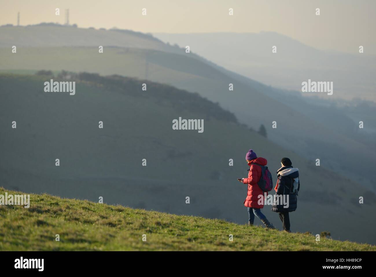 Brighton, Regno Unito. 18 gennaio 2017. Le persone che si godono gli ultimi dei giorni di sole nei pressi di demoni Dyke, Brighton, su un brillante ma freddo giorno. ©Peter Cripps/Alamy Live News Foto Stock