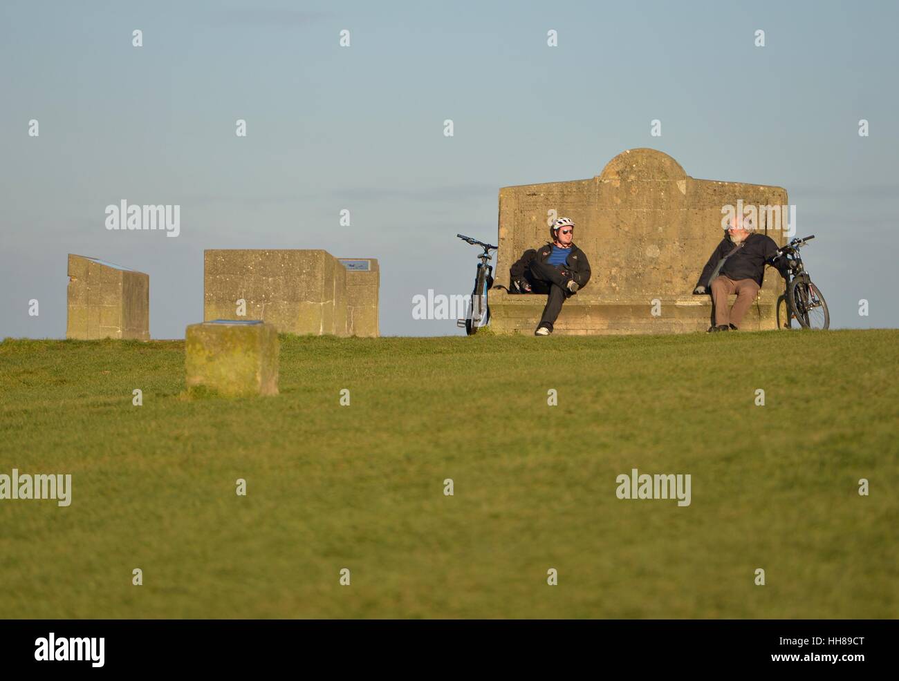 Brighton, Regno Unito. 18 gennaio 2017. Le persone che si godono gli ultimi dei giorni di sole nei pressi di demoni Dyke, Brighton, su un brillante ma freddo giorno. ©Peter Cripps/Alamy Live News Foto Stock