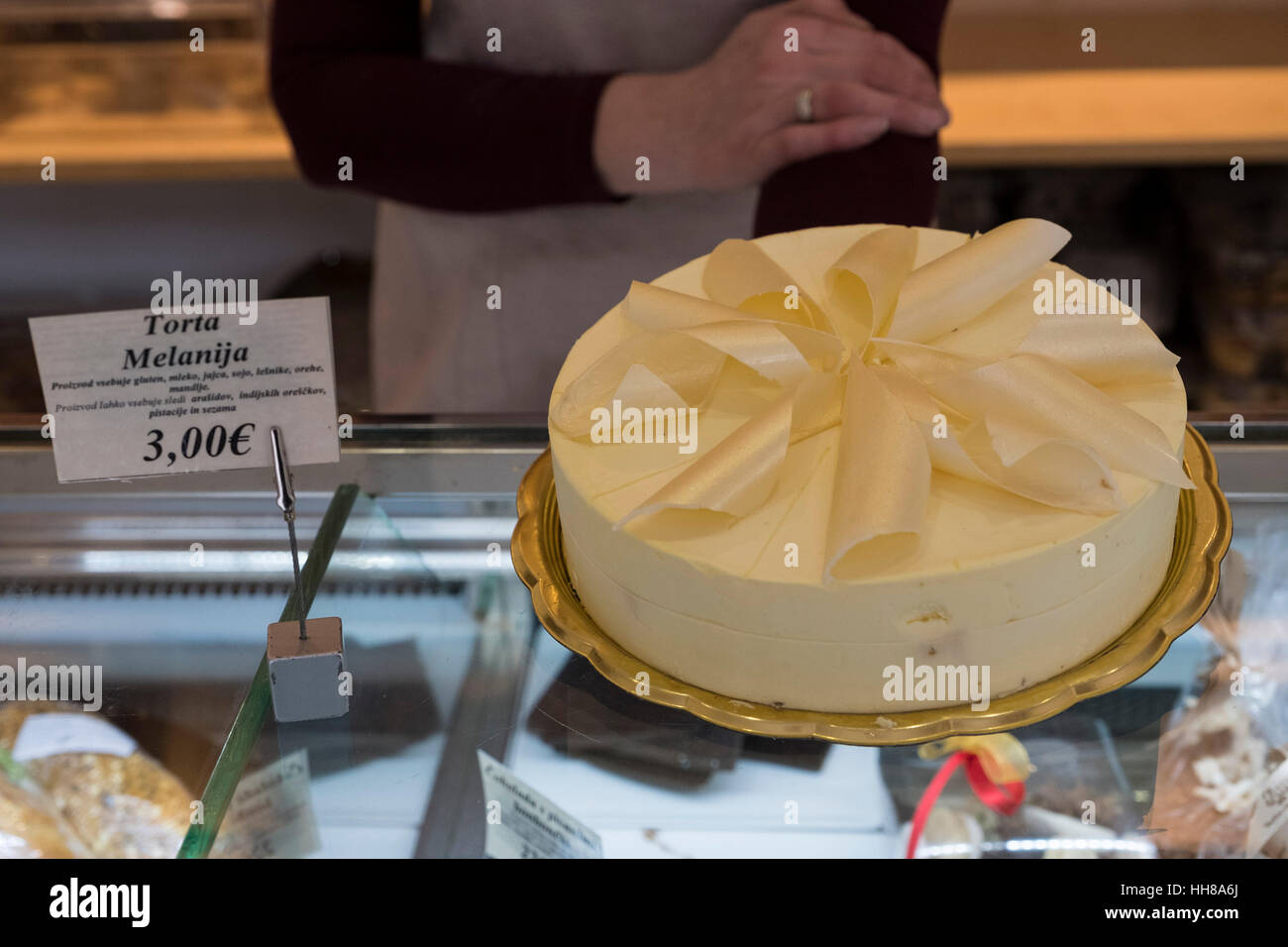 Un membro del personale a Julija bakery in Sevnica, Slovenia, detiene un 'Melanija' Torta visto prima della inaugurazione del Presidente degli Stati Uniti, Donald Trump . Foto Stock