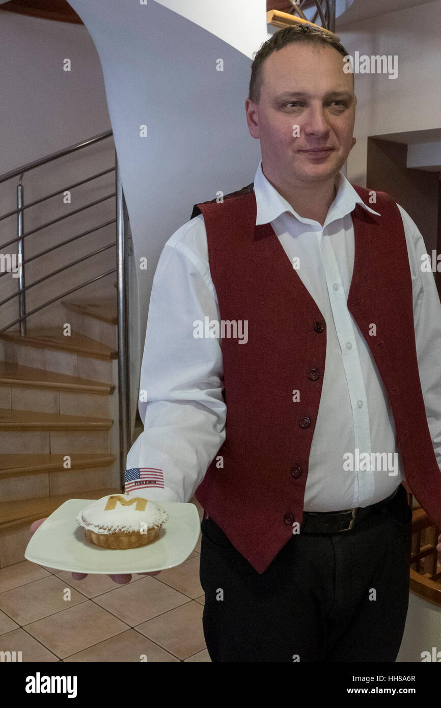 Presso la caffetteria in Kruhek Sevnica, Slovenia, una fetta di torta di mele fatta con le mele locali dedicati alla prima signora Melania Trump, è visto prima della inaugurazione del Presidente degli Stati Uniti, Donald Trump Foto Stock