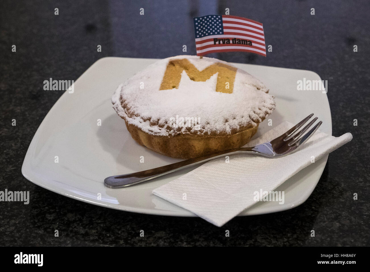 Presso la caffetteria in Kruhek Sevnica, Slovenia, una fetta di torta di mele fatta con le mele locali dedicati alla prima signora Melania Trump, è visto prima della inaugurazione del Presidente degli Stati Uniti, Donald Trump . Foto Stock