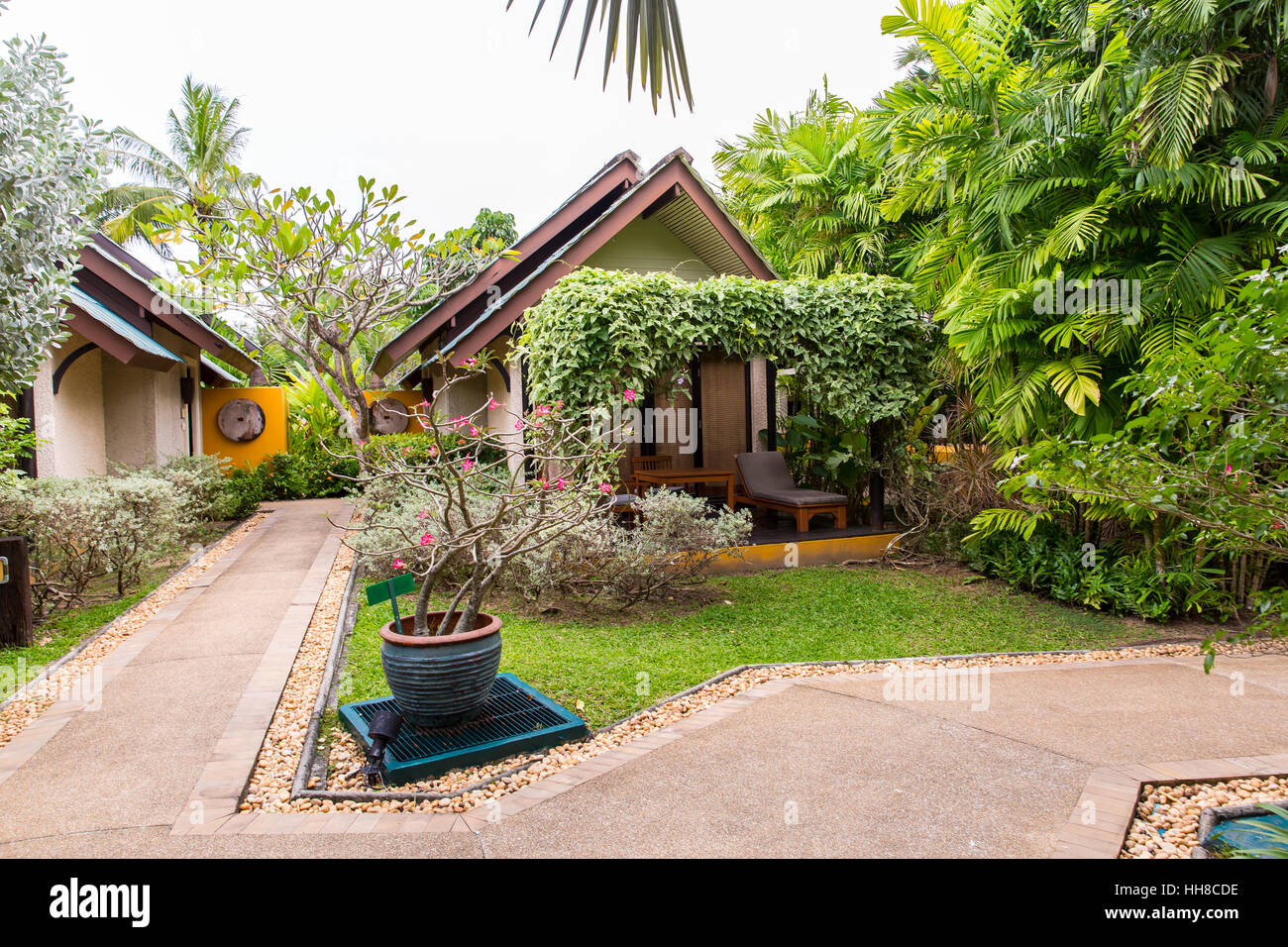 Gazebo in legno in hotel sulla spiaggia di Karon, isola di Phuket, Tailandia Foto Stock