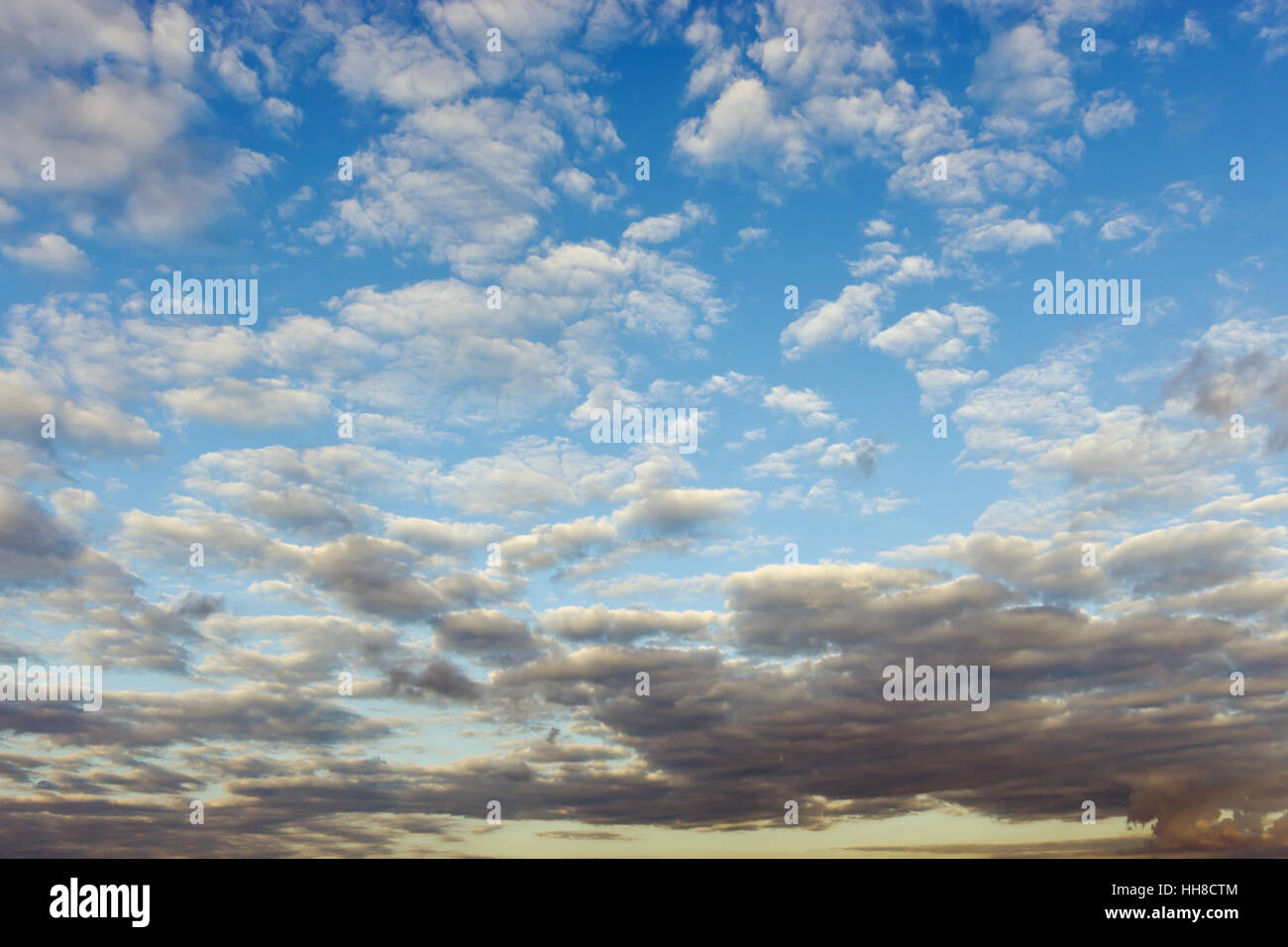 Sfondo cielo durante il tramonto di sera il tempo con le nubi con la copia in bianco lo spazio di testo Foto Stock