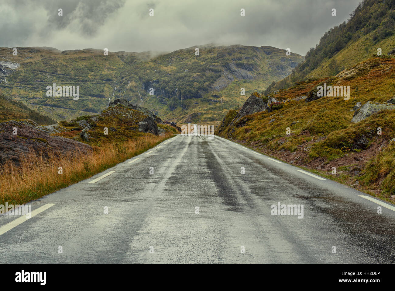 Prospettiva di strada nella cortina di nubi meteo. Norvegia paesaggio. Foto Stock