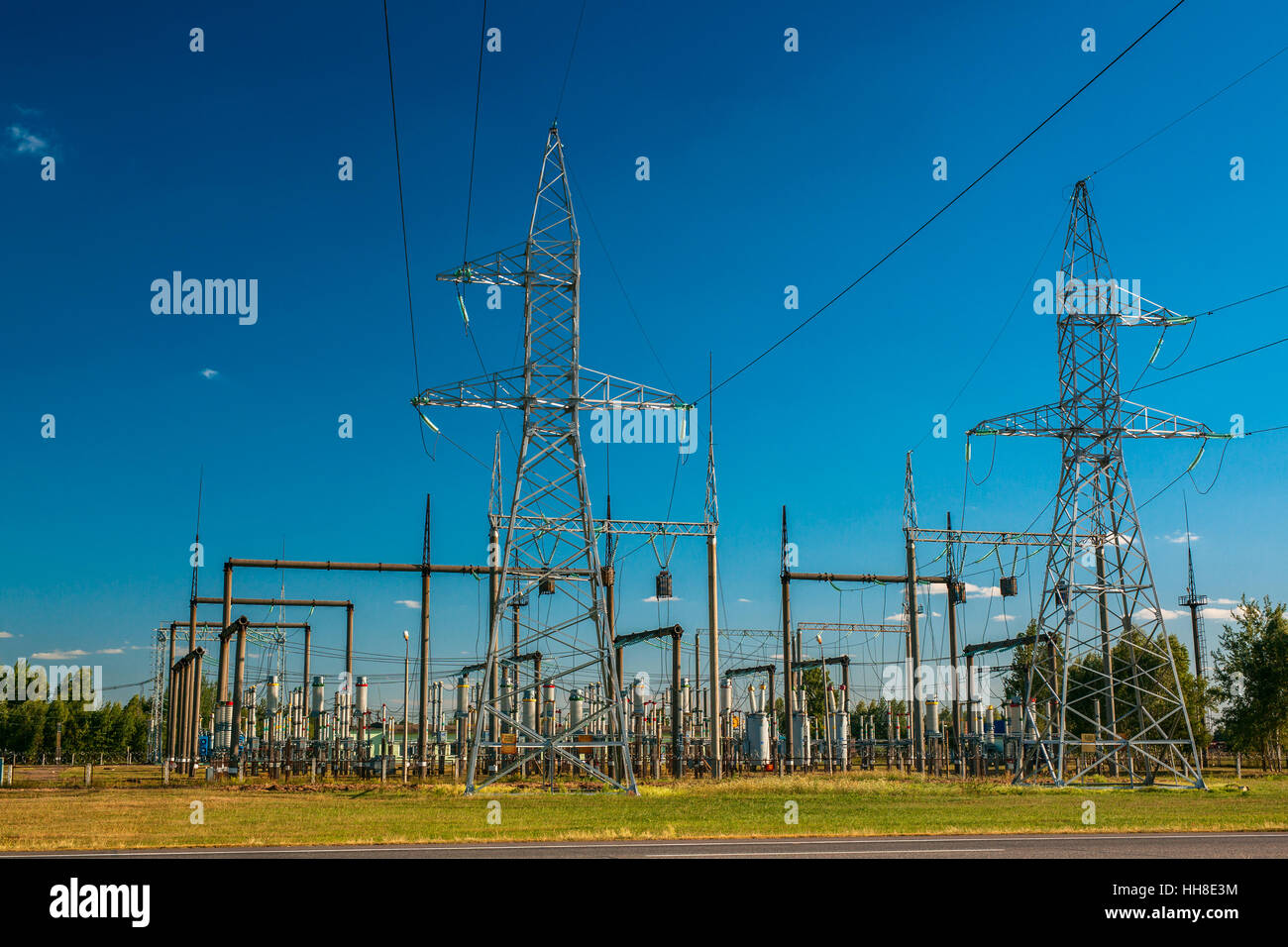 Le linee elettriche di alimentazione sul cielo blu sullo sfondo. Foto Stock