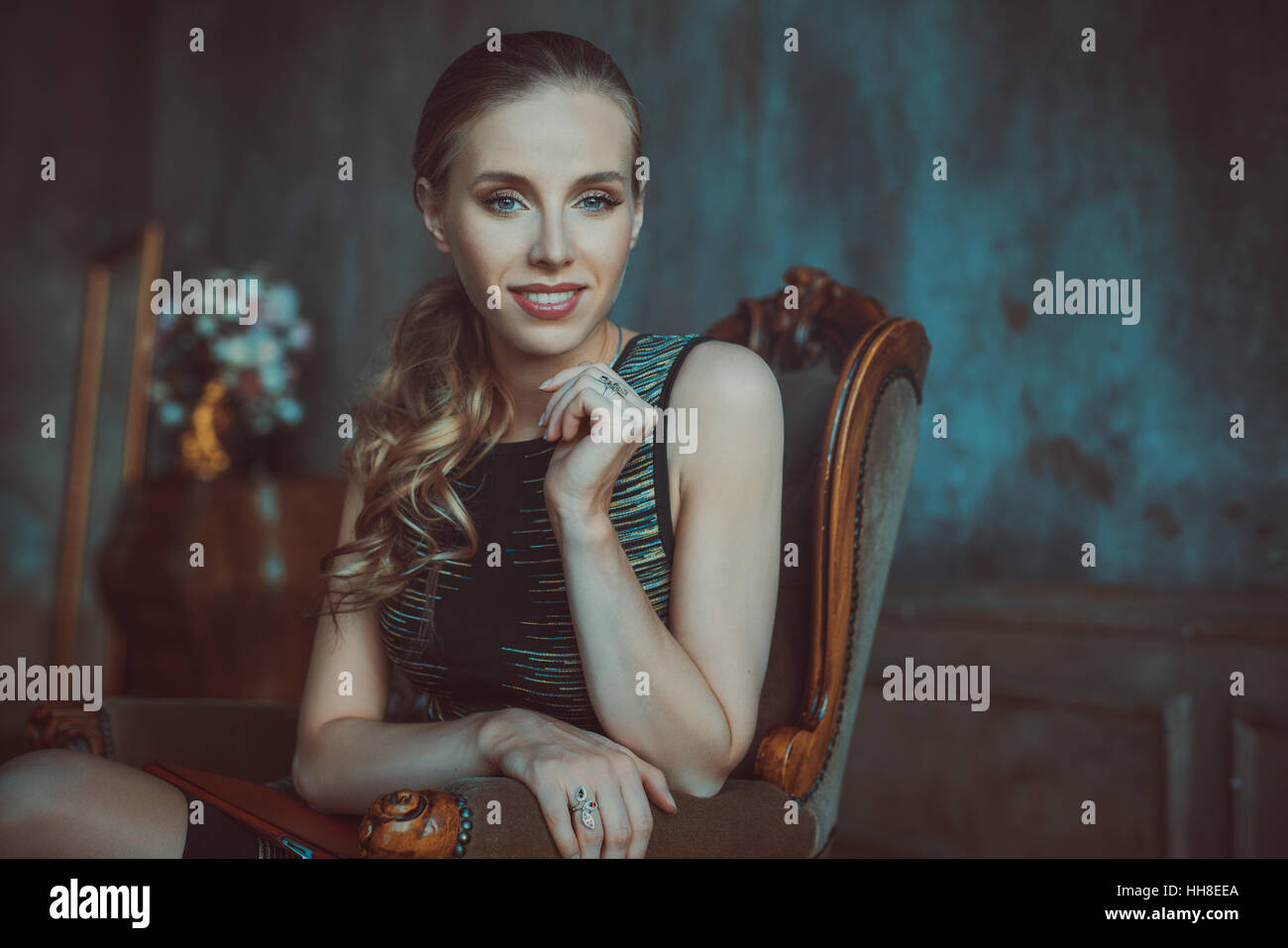 Giovane donna ritratto in interni. Vintage stile pellicola a colori. Foto Stock