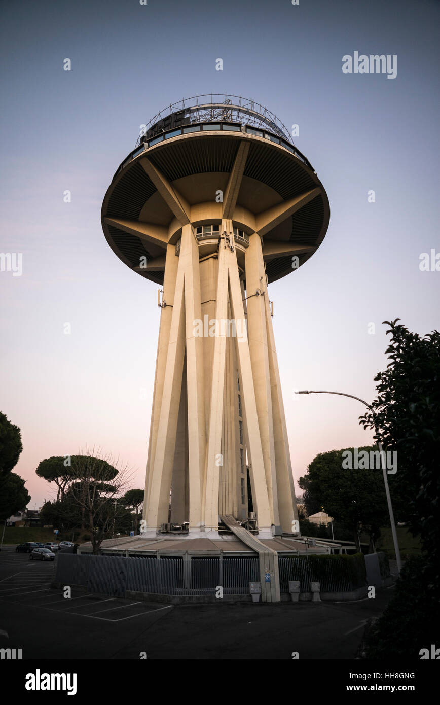 Roma. L'Italia. EUR. 'Il fungo" (il fungo), un cemento armato water tower ospita un ristorante panoramico, costruito 1957-1958. Foto Stock