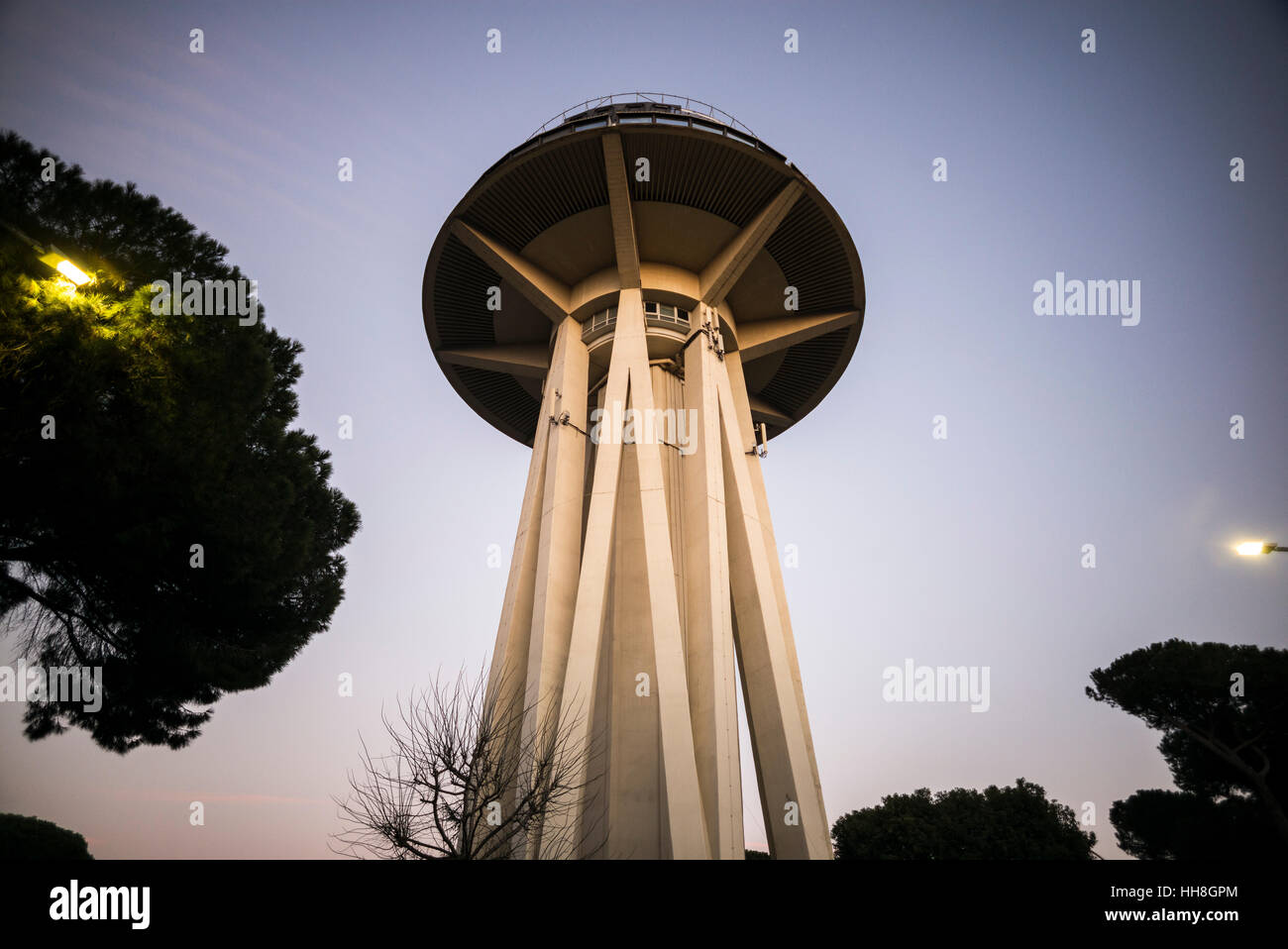 Roma. L'Italia. EUR. 'Il fungo" (il fungo), un cemento armato water tower ospita un ristorante panoramico, costruito 1957-1958. Foto Stock