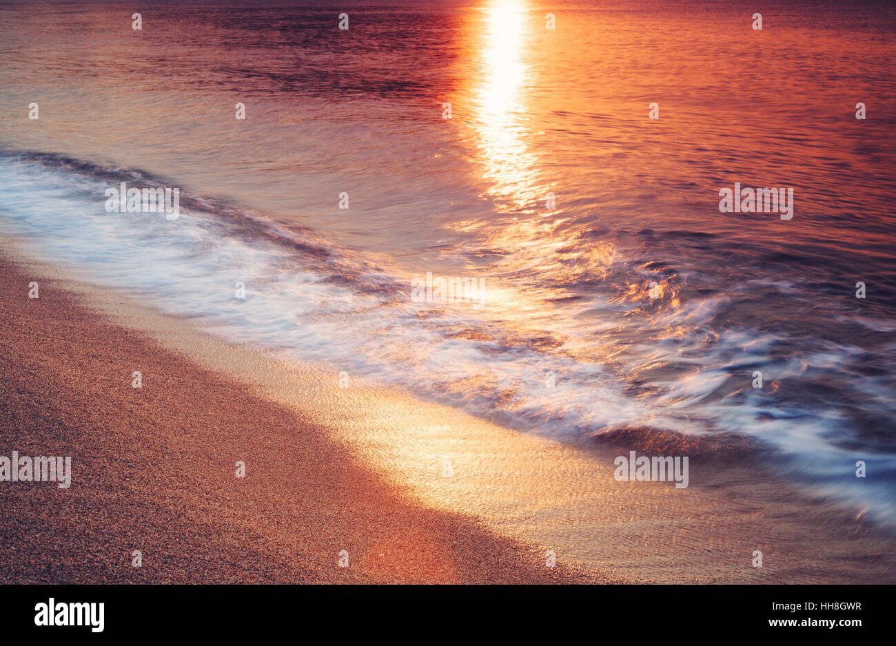 Tenui colori caldi del mare sullo sfondo del tramonto. Calma e di umore romantico. Foto Stock