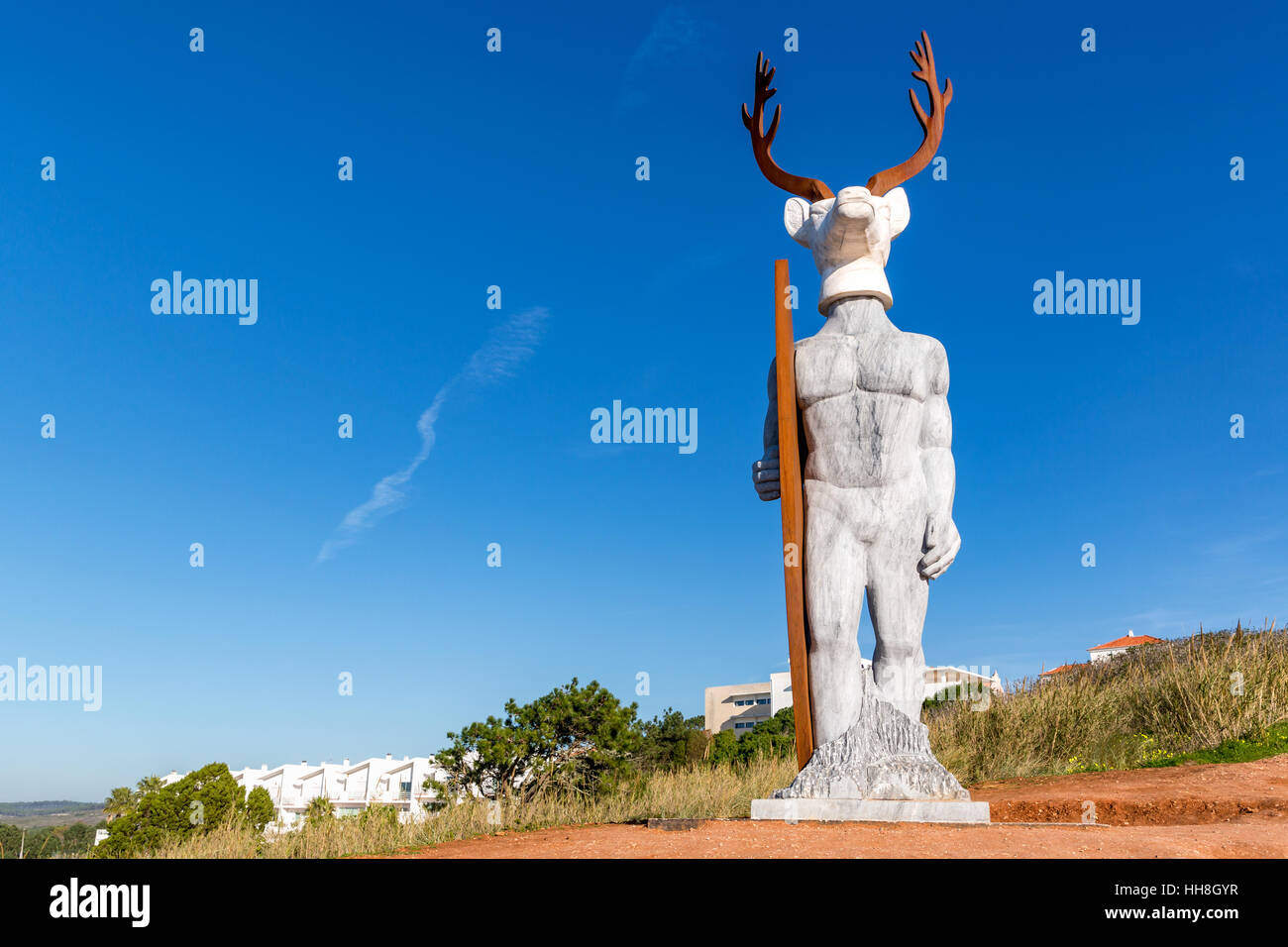 Un surfista statua posta sulla Praia do Norte in Nazaré, offerto dallo scultore Adália Alberto, legato alla leggenda di Nazaré, Nazaré, Portogallo Foto Stock