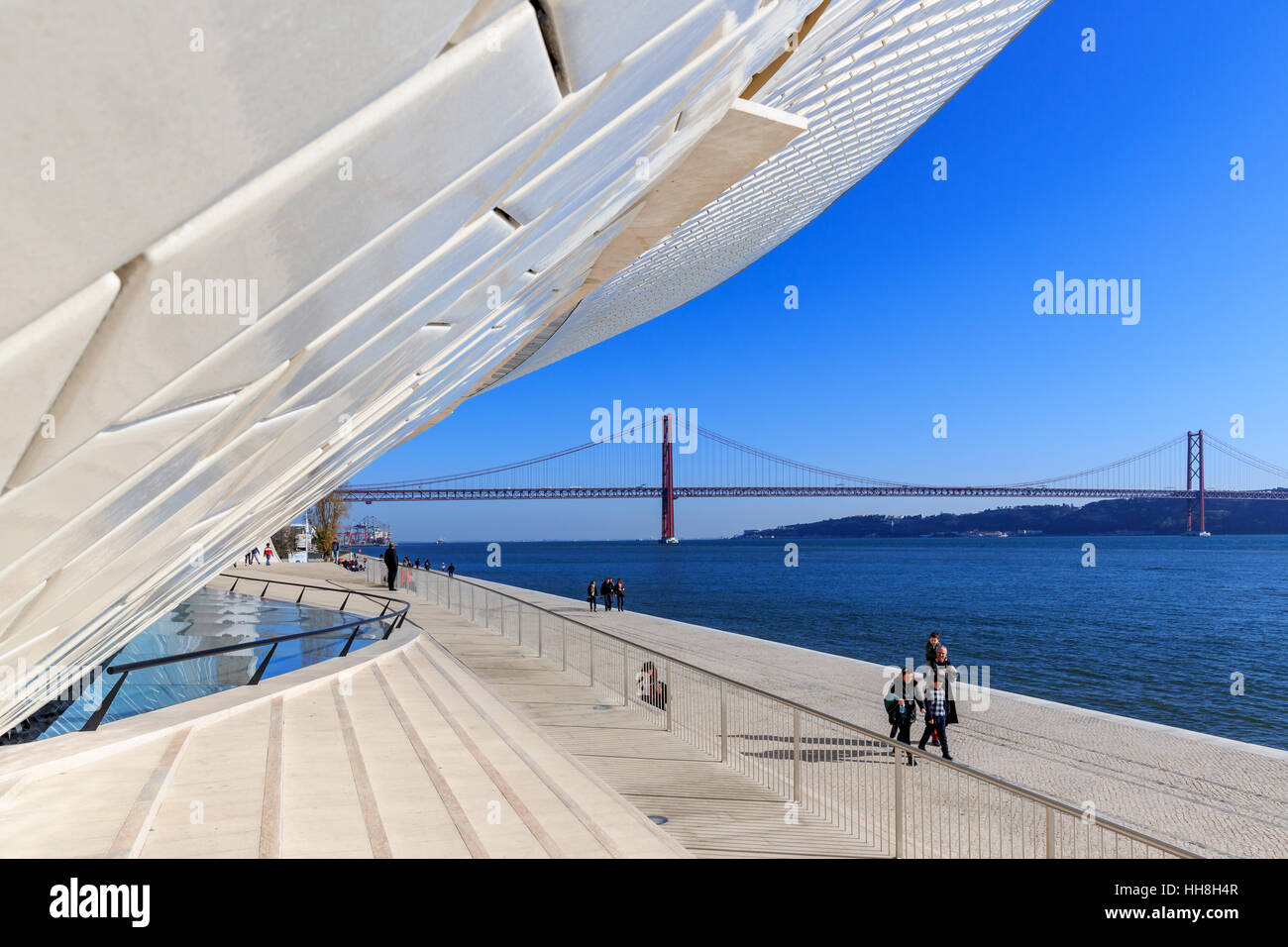 Museo di Arte, Architettura e Tecnologia (Maat) con il 25 de Abril Bridge in background, quartiere Belém, Lisbona, Portogallo Foto Stock