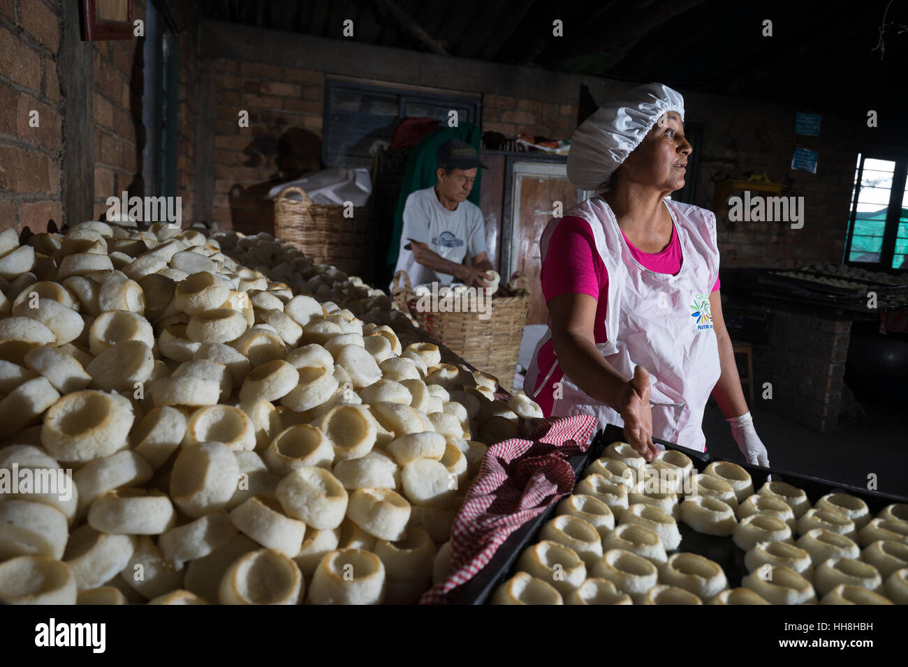 2 settembre 2016 Cajete, Colombia: una donna e un uomo in un cibo tradizionale negozio di fabbricazione nella piccola cittadina vicino a Popayan Foto Stock