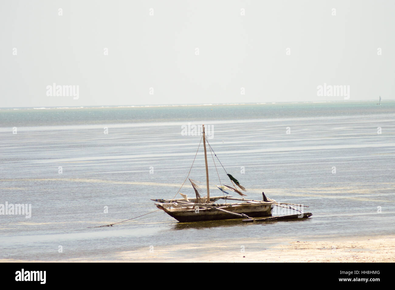 Navigare senza una vela sulla sabbia durante la marea calante sull'Oceano Indiano Foto Stock