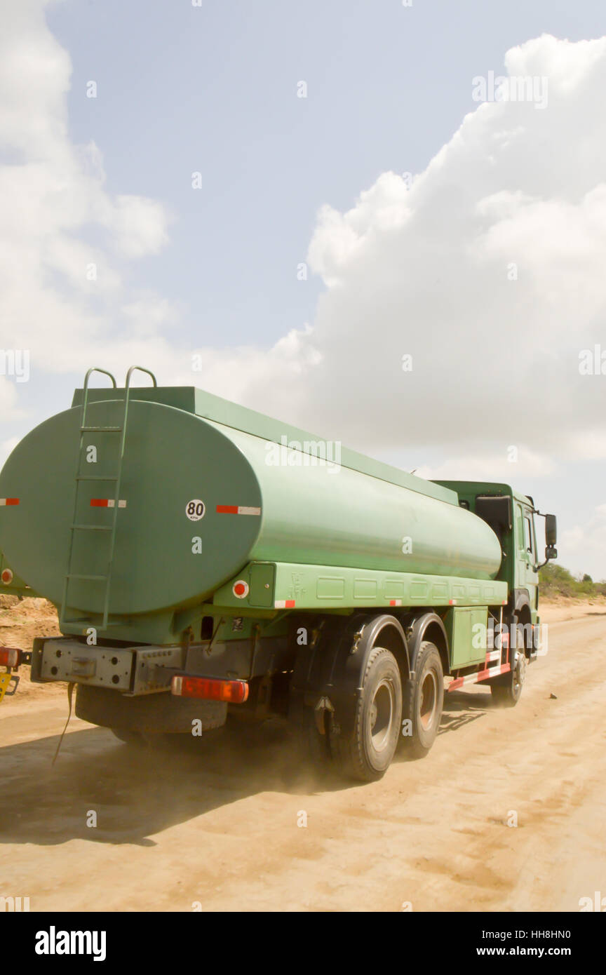 Il verde di camion gru di laminazione per lavori stradali link Mombasa a Nairobi Foto Stock