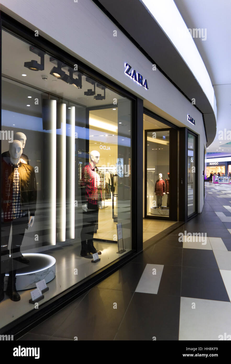 Zara shop window immagini e fotografie stock ad alta risoluzione - Alamy