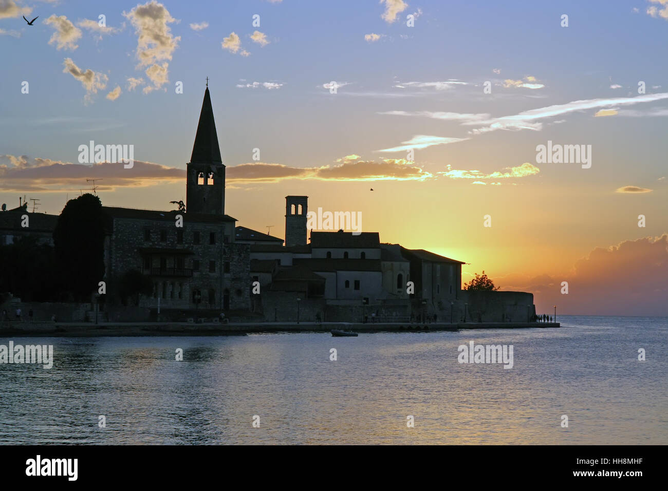 Tramonto in una città di mare. Romantico tramonto. Foto Stock