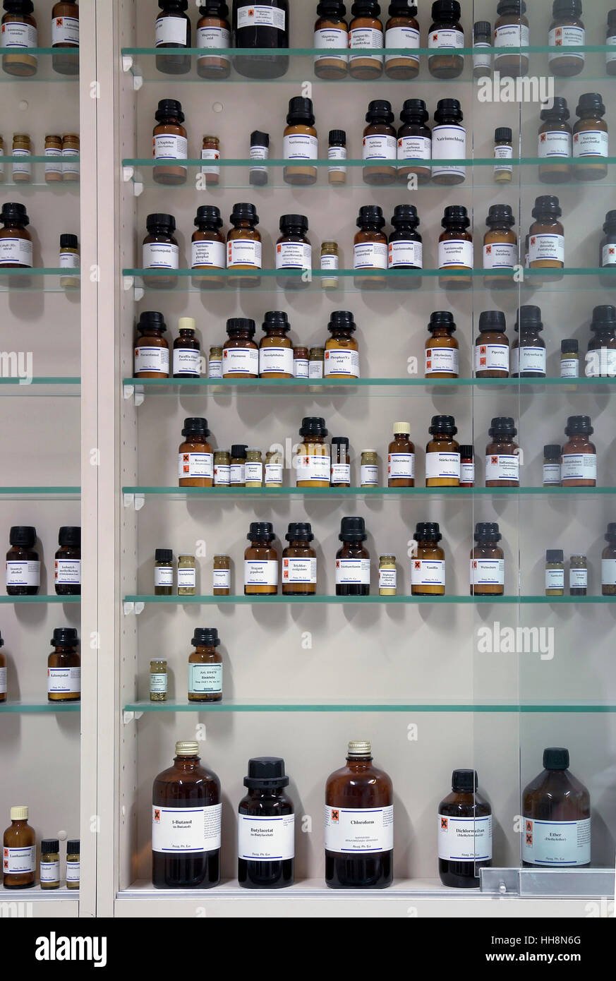 Tema medico con alcuni prodotti chimici in bottiglia in un armadio Foto Stock